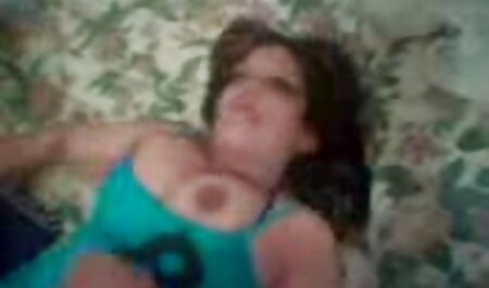 Een vrouw onder hypnose met kleine tieten sex porno film gratis die de ganzen van een vriend afzuigt in het zwembad